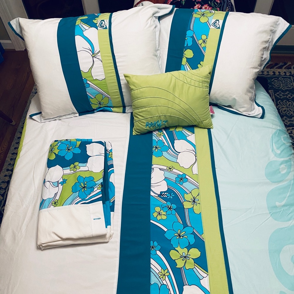 Roxy Full Duvet Set with matching shower curtain